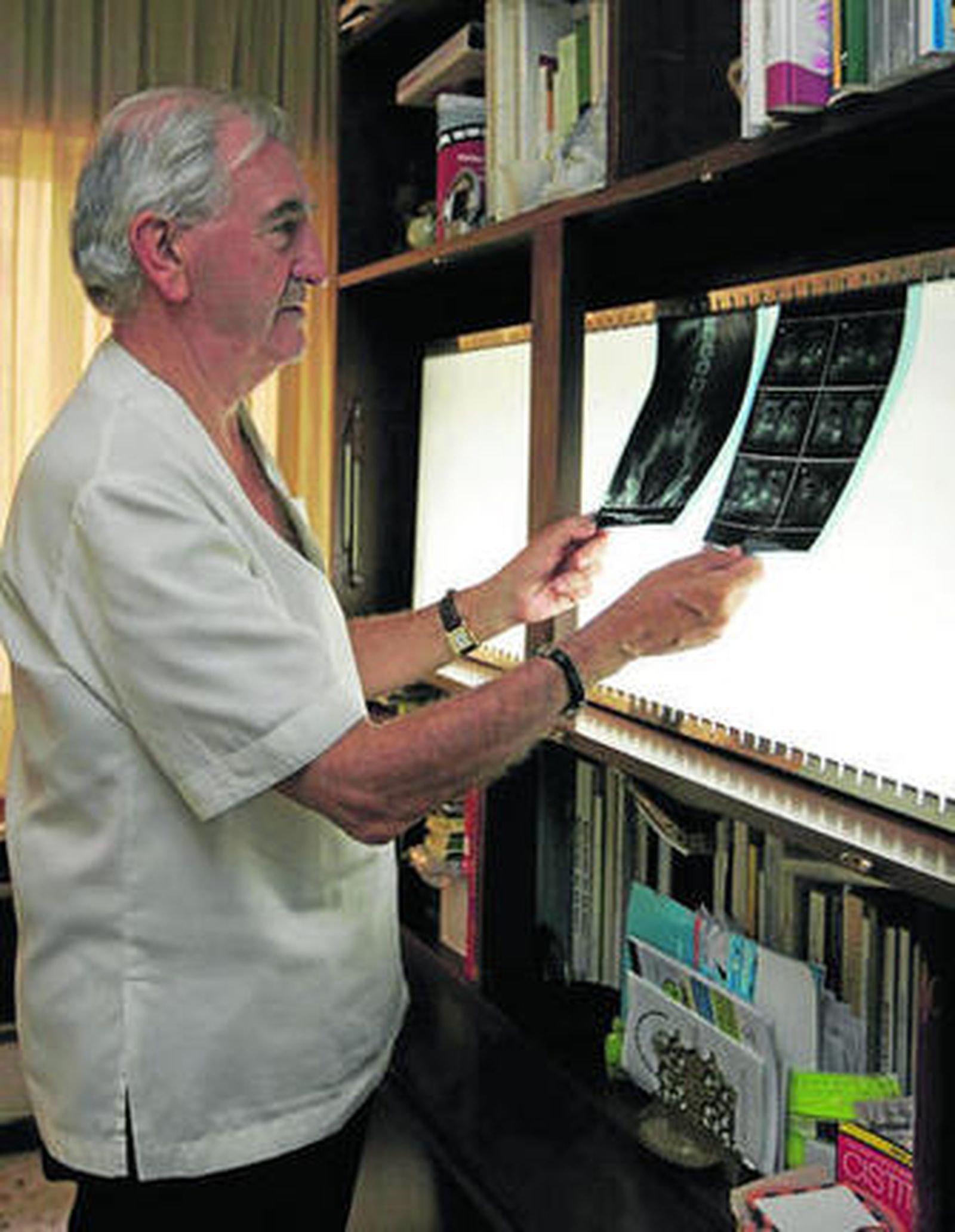Juan Megino chequea una radiografía en su consulta de Urología.