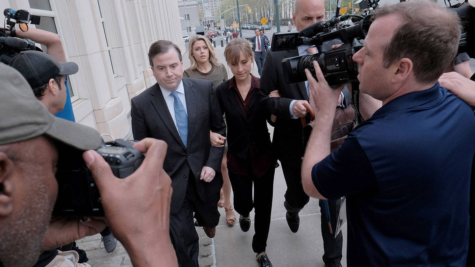 Allison Mack, a la entrada a los juzgados.