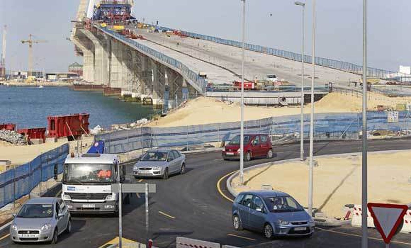 La puerta del puente en Cádiz