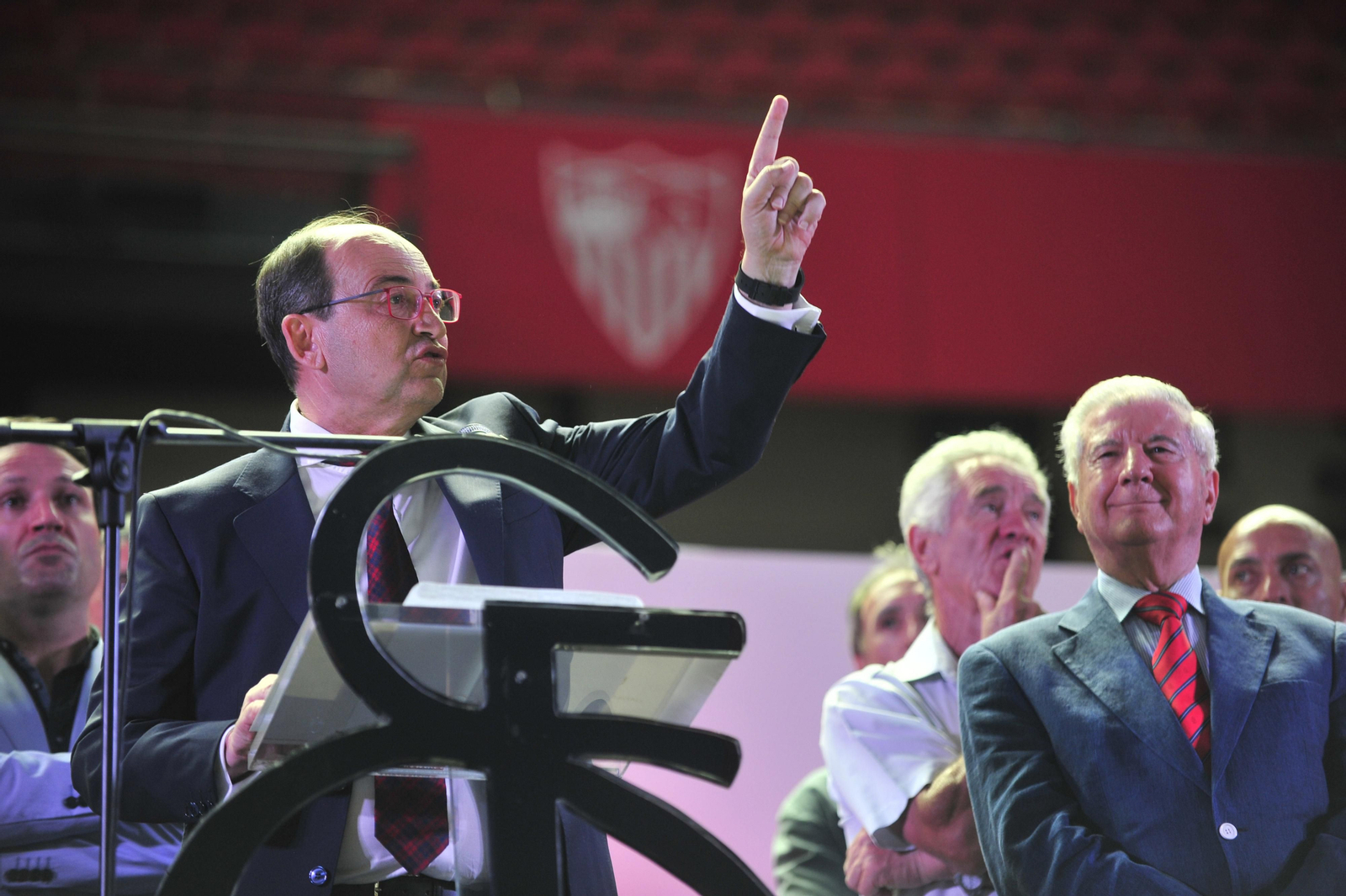 José Castro se dirige a los 4.000 'Fieles de Nervión', a los que prometió un equipo competitivo e ilusionante.