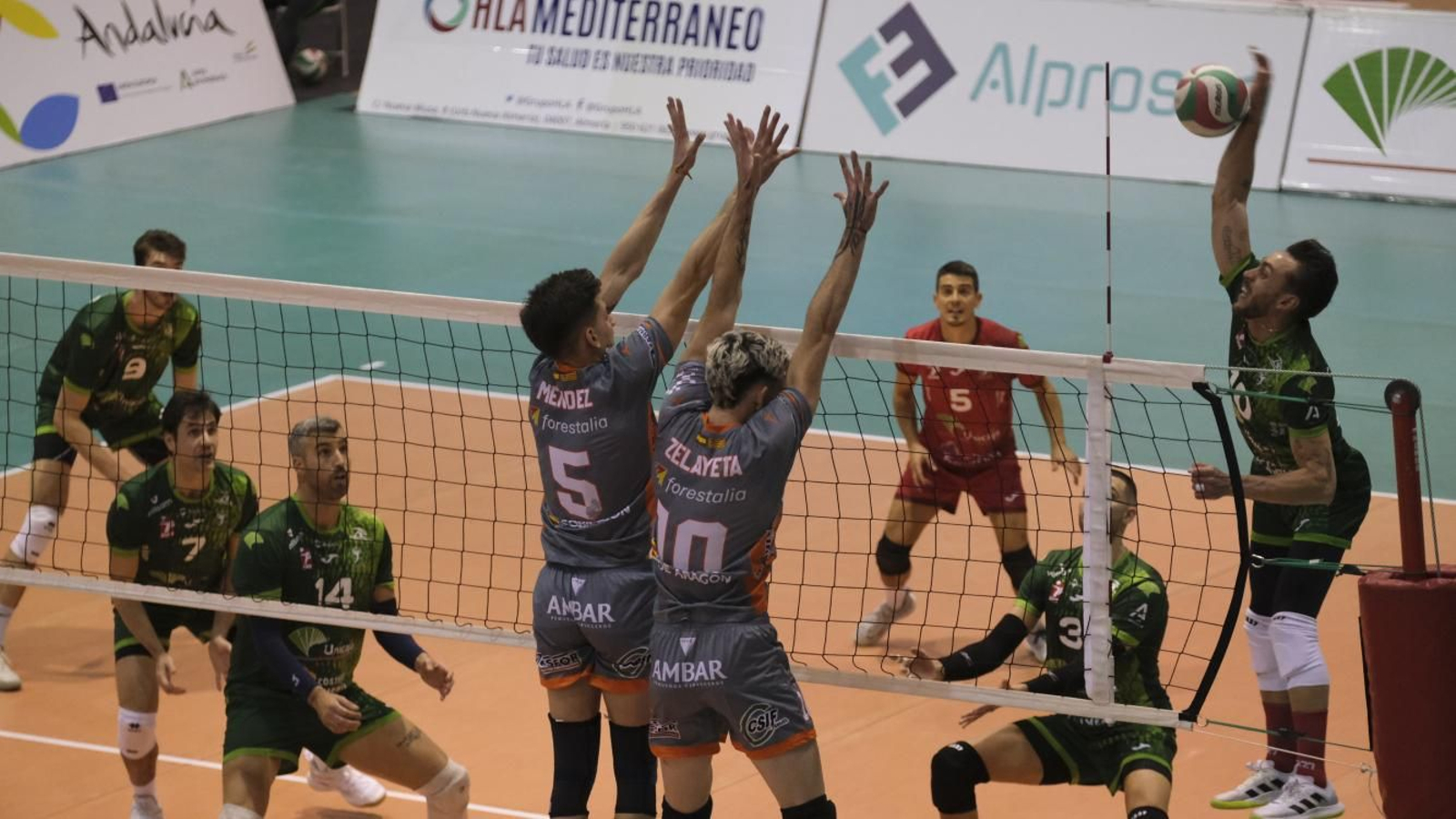 Fran Ruiz se eleva para busca el punto en el último duelo liguero contra los turolenses.