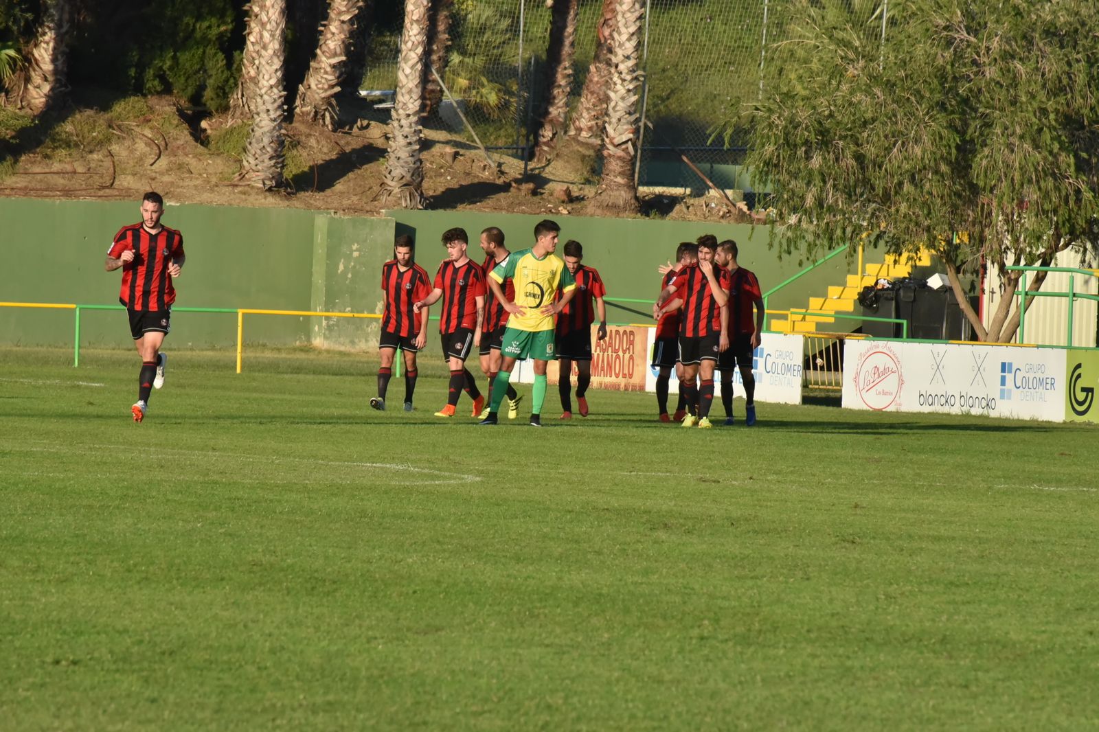 Jugadores del Gerena festejan el tanto que le dio el empate en el San Rafael de Los Barrios.