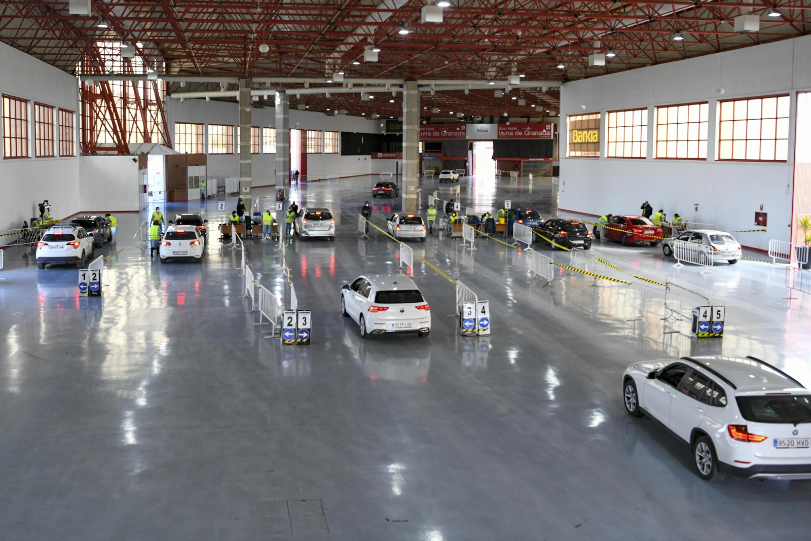 Fotos: así ha sido el inicio de la vacunación masiva del personal educativo de Granada