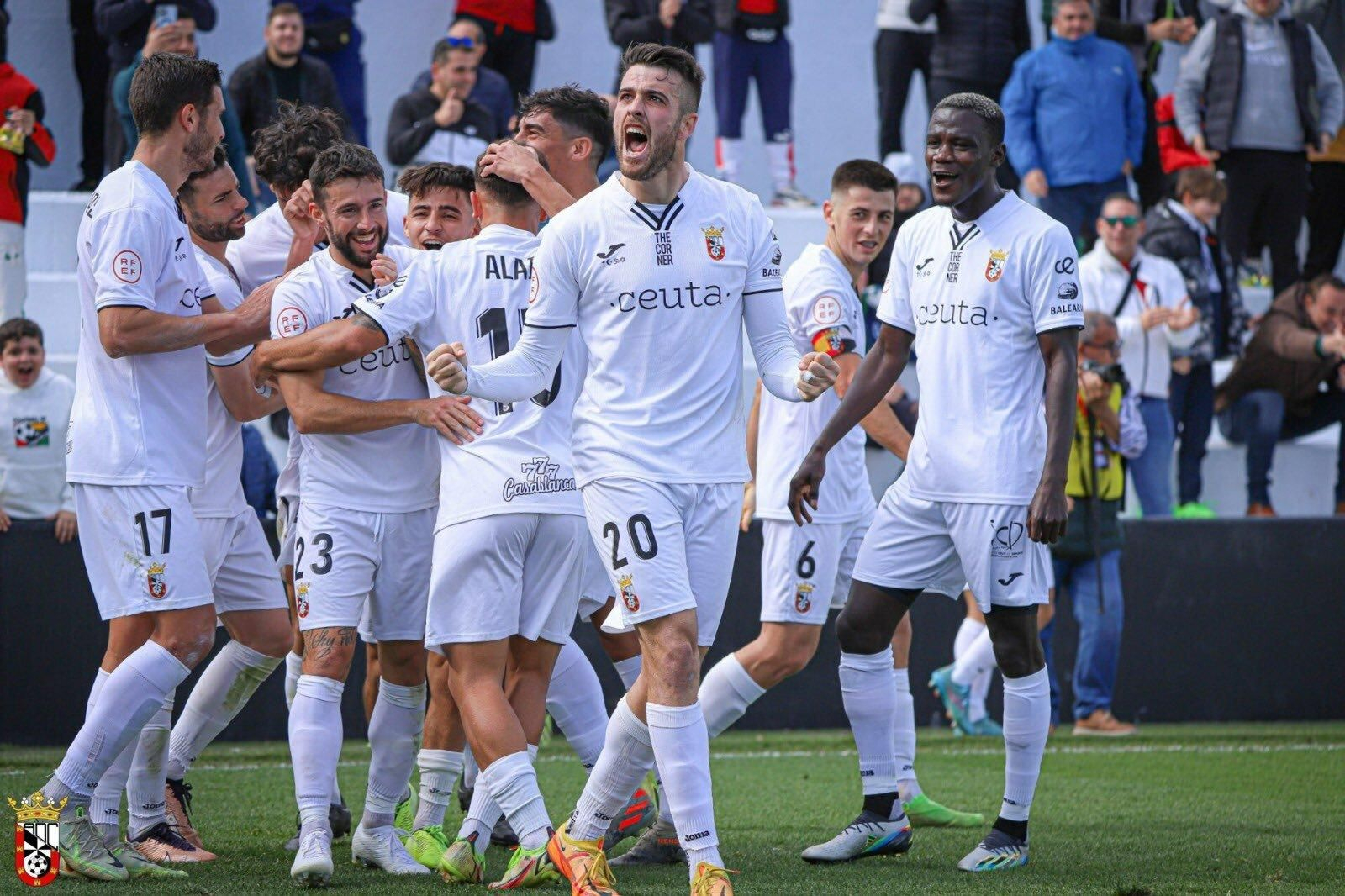 El Ceuta celebra el gol de Antoñito en su última victoria.