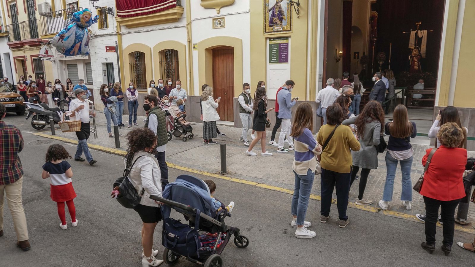 Numerosas personas a las puertas de la capilla de los Marineros para ver a la Esperanza de Triana y al Cristo de las Tres Caídas.
