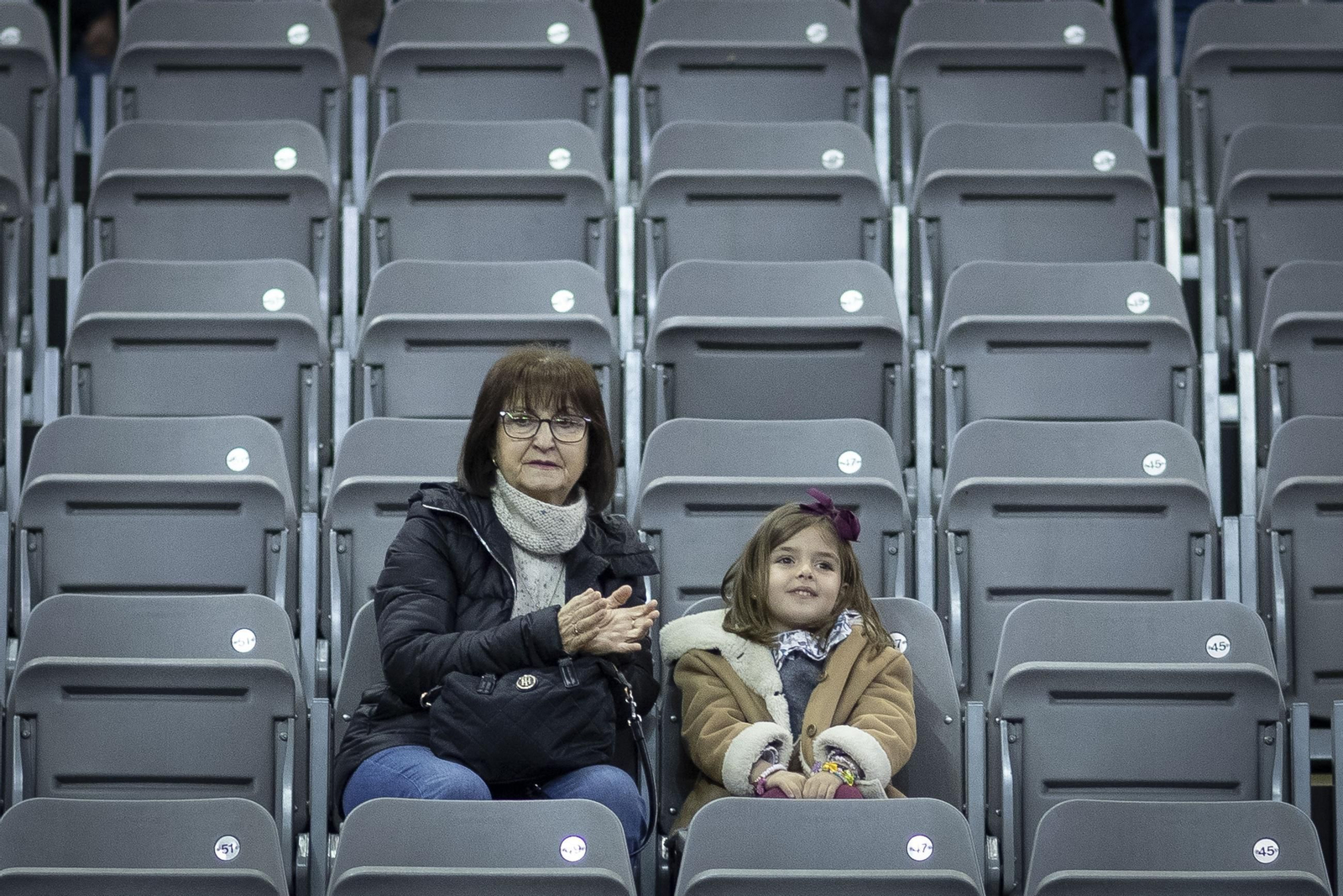 Encuéntrate en la grada del Palacio de Deportes en el partido del Covirán Granada