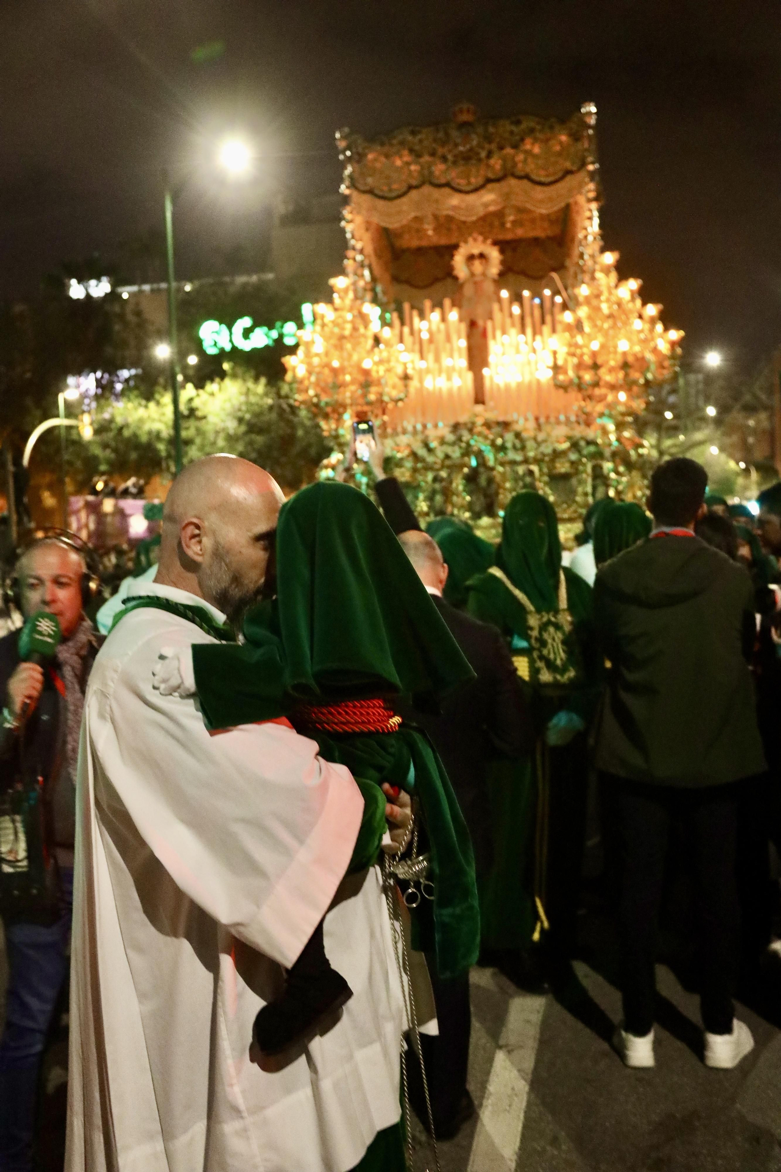 La Esperanza en su procesión del Jueves Santo en Málaga, en fotos