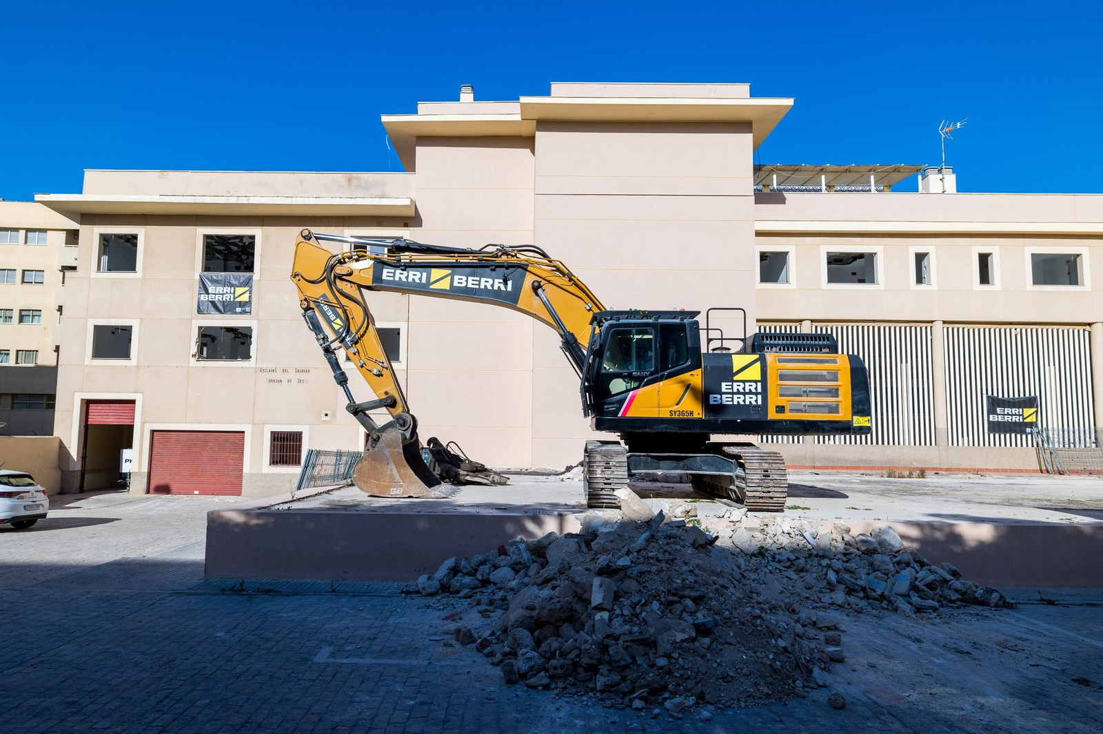 Maquinaria para los trabajos de derribo en el colegio de Las Esclavas en Cádiz.