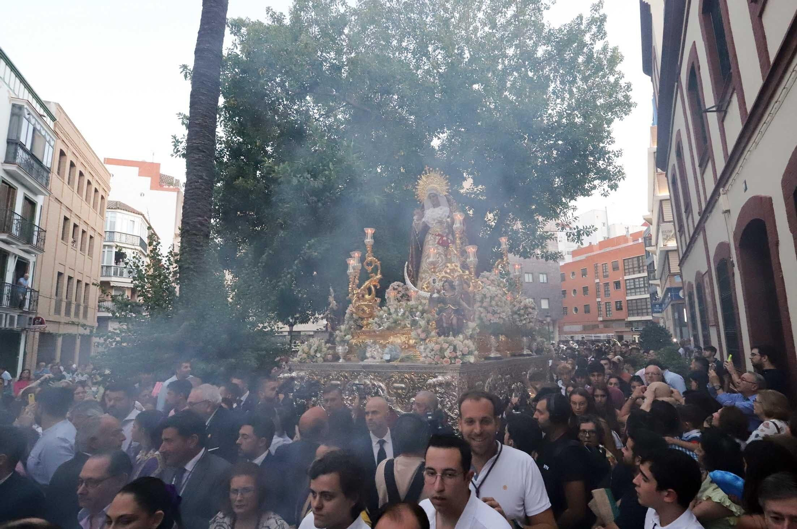 Imágenes de la procesión de la Virgen de la Amargura por las calles de Huelva