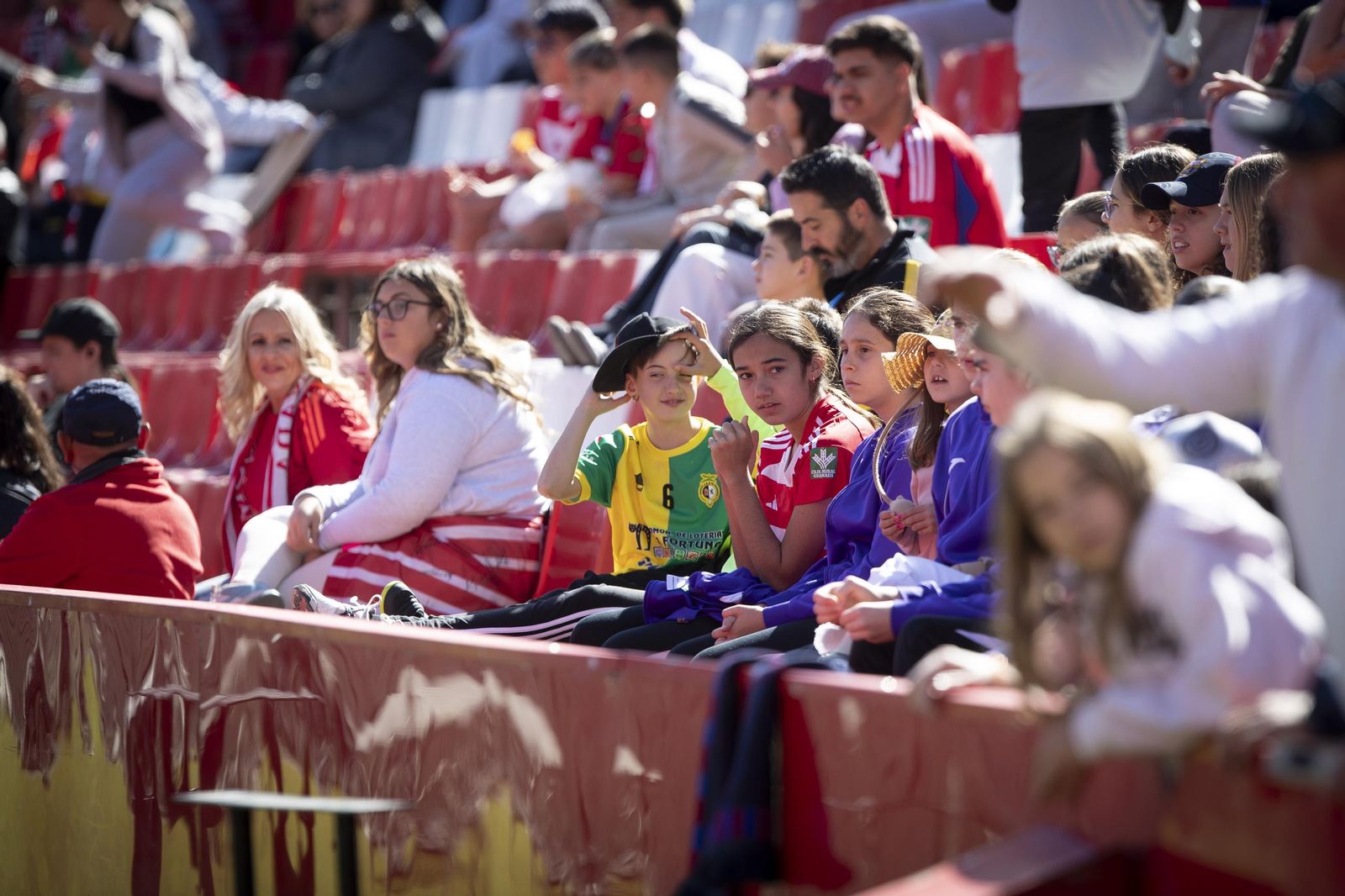 Encuéntrate en la grada de Los Cármenes en el Granada-Barça