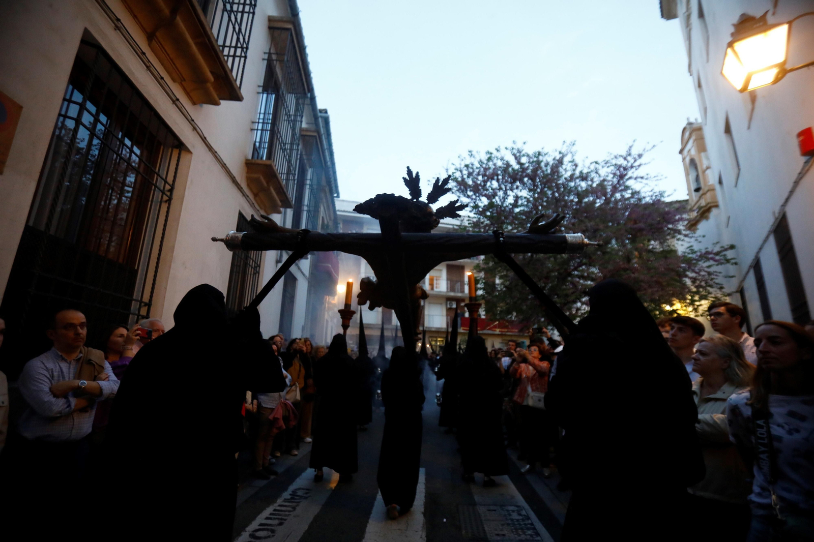 Lunes Santo en Córdoba: la procesión del Vía Crucis, en imágenes