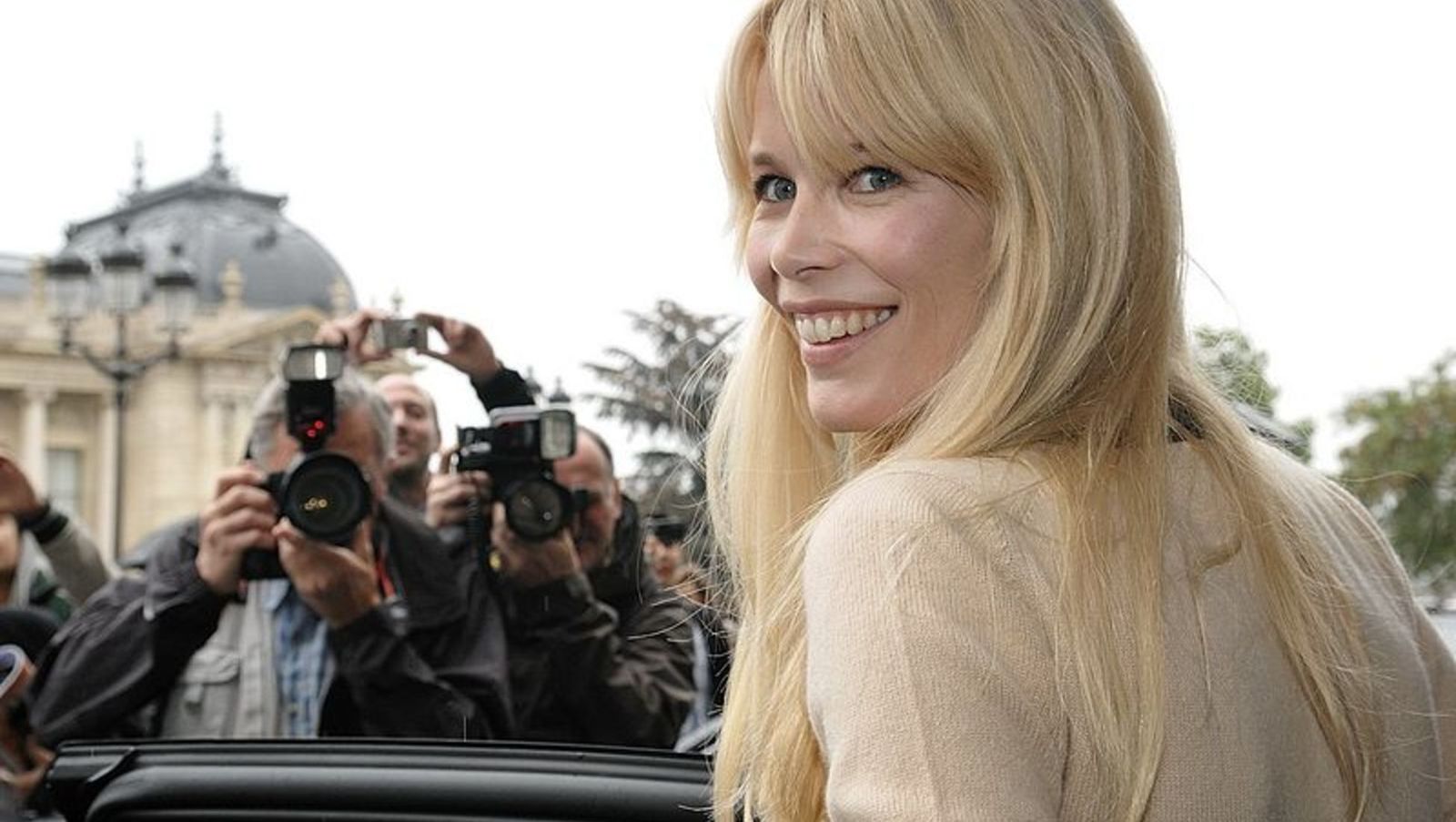 Claudia Schiffer sonríe ante la avalancha de fotógrafos en el 'photocall' previo a un desfile al que asistió como espectadora.
