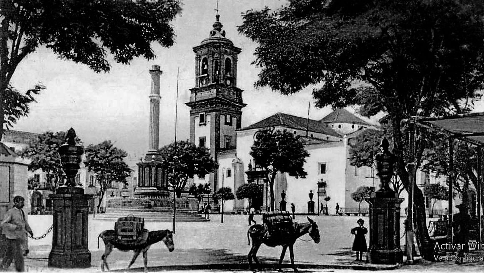 La Plaza Alta en 1905. En primer plano, los pedestales rematados con los vasos de tipo etrusco y las cadenas.