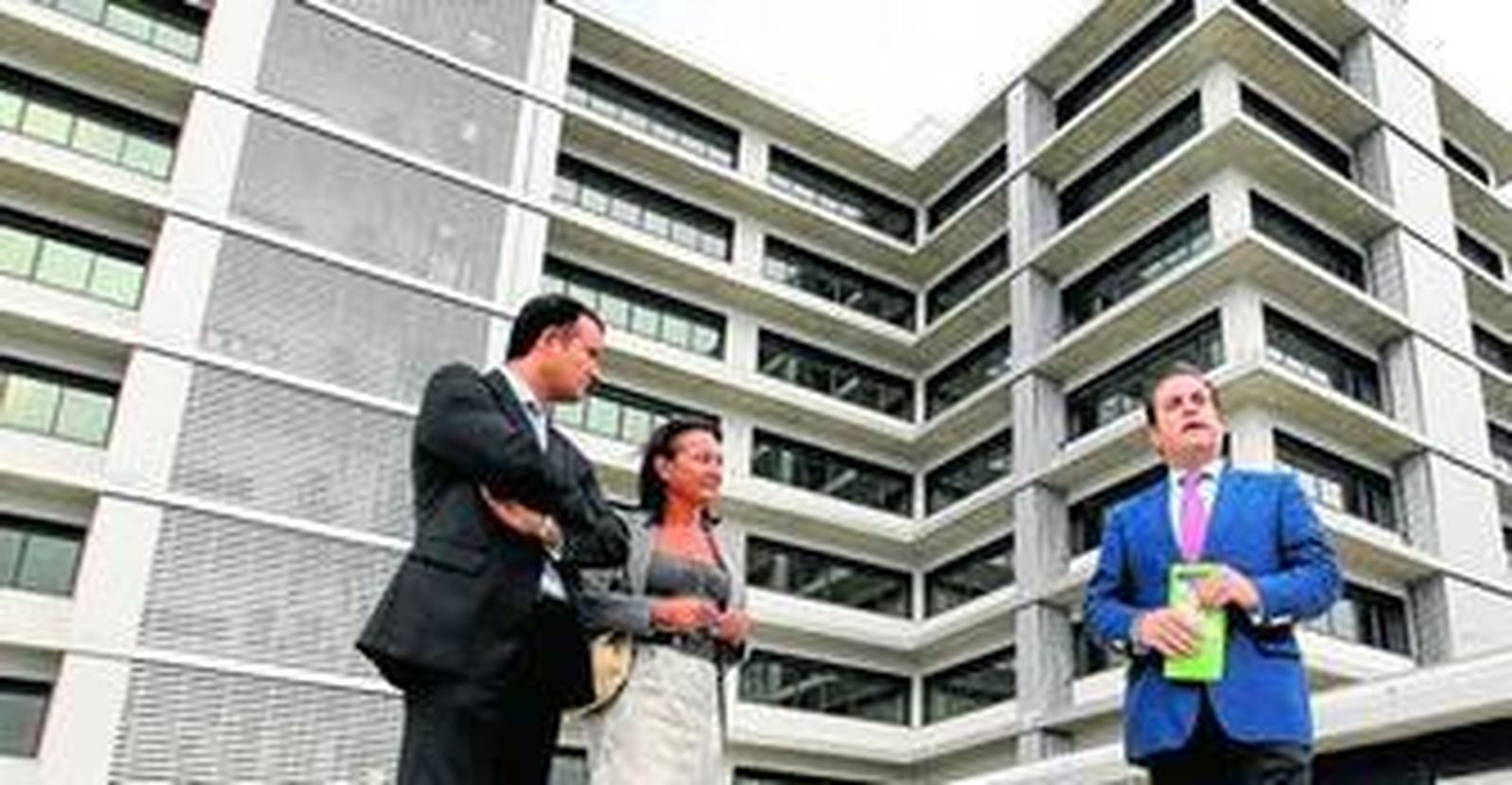 Responsables regionales de Iberdrola Inmobiliaria, ayer durante la presentación pública de Jerez Centro de Negocios ante la fachada del edificio del parque empresarial.