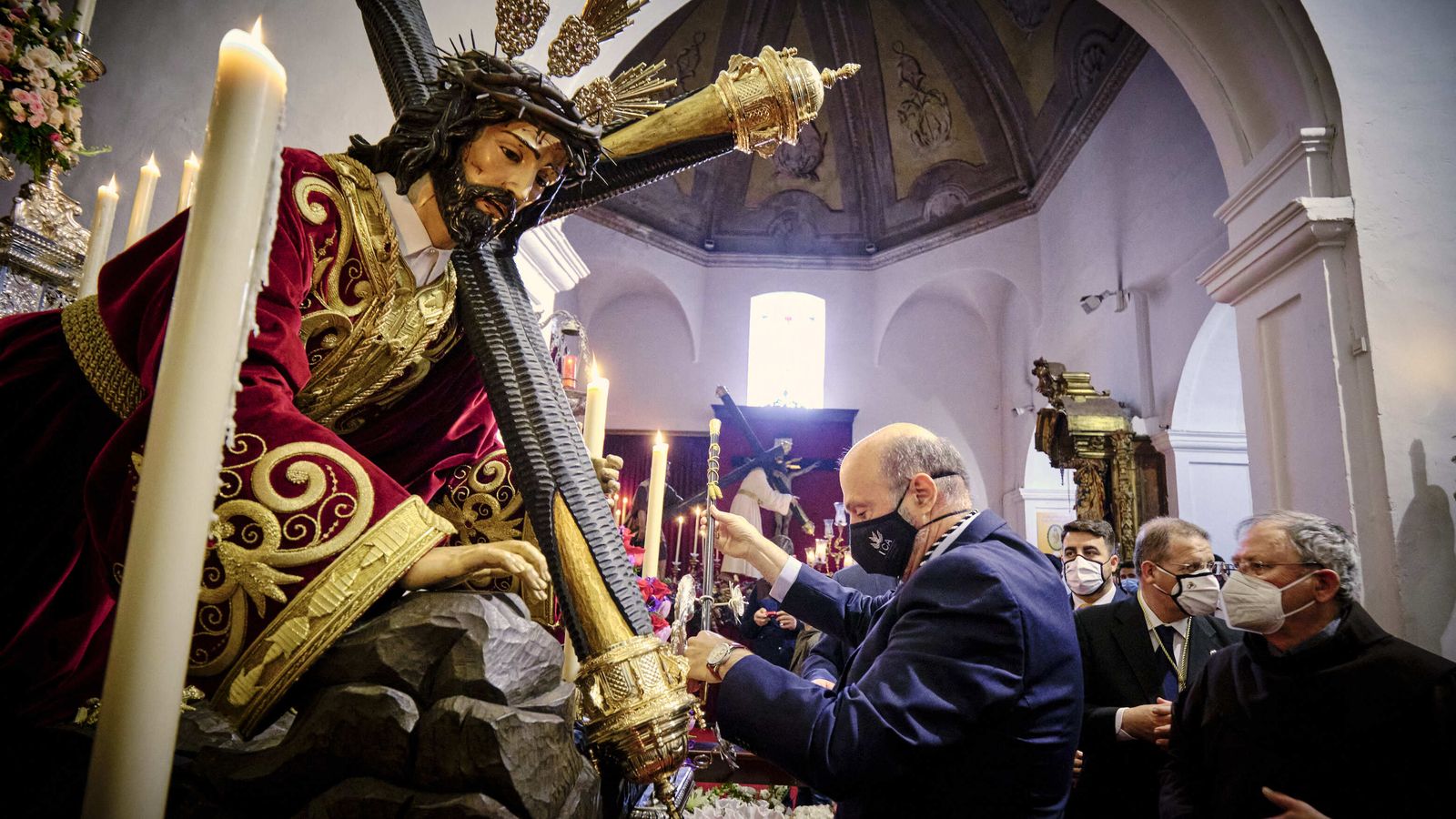 Entrega del bastón de la UCA a Jesús Caído.