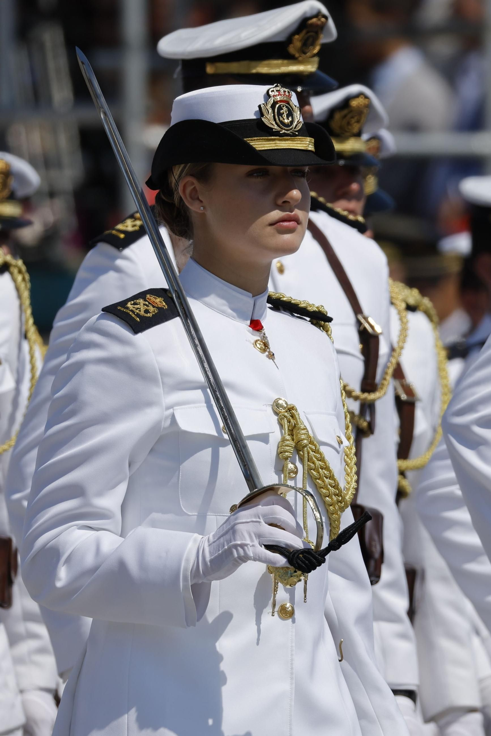 La princesa Leonor termina su formación en la Armada recibiendo de manos de su padre la Cruz al Mérito Naval