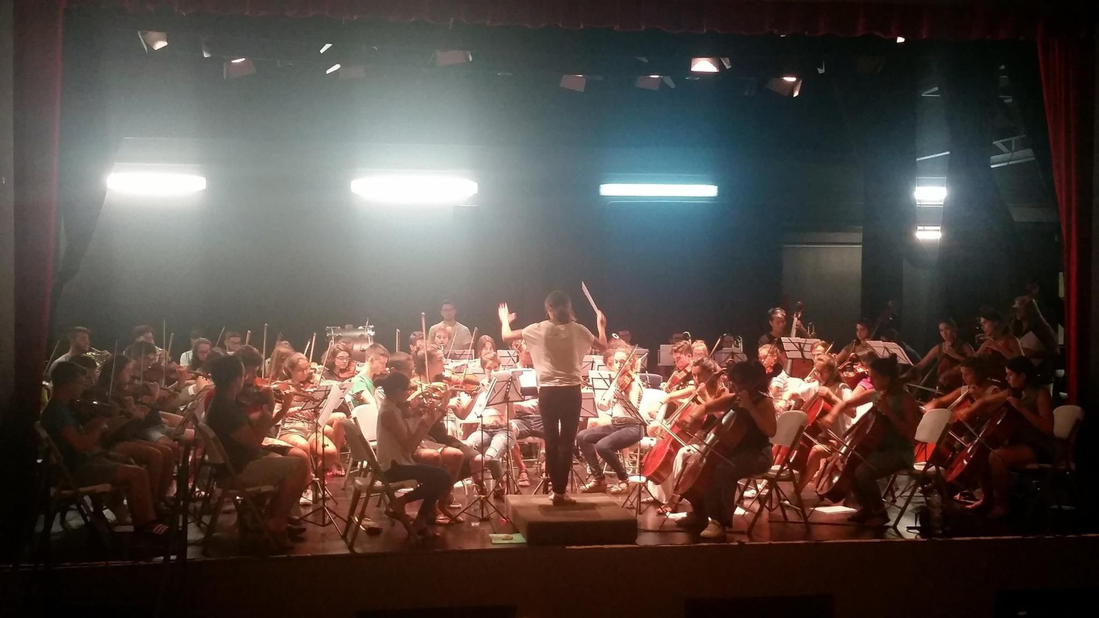 Los músicos de la Academia Orquestal de Málaga, durante un ensayo en la Caja Blanca.