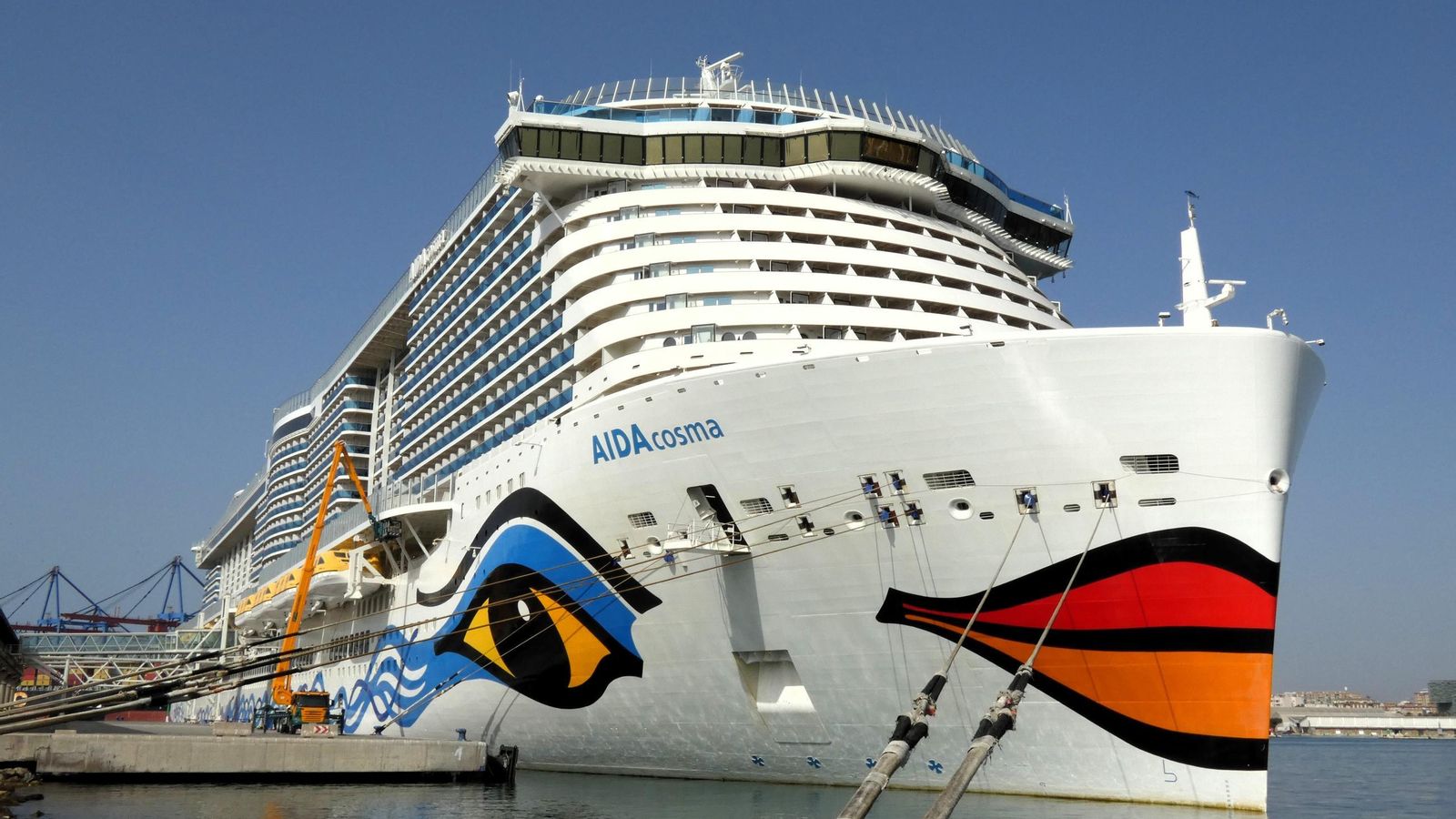 El llamativo casco del 'AIDAcosma', con unos labios rojos a proa y unos ojos en sus costados . El llamativo casco del 'AIDAcosma', con unos labios rojos a proa y unos ojos en sus costados .