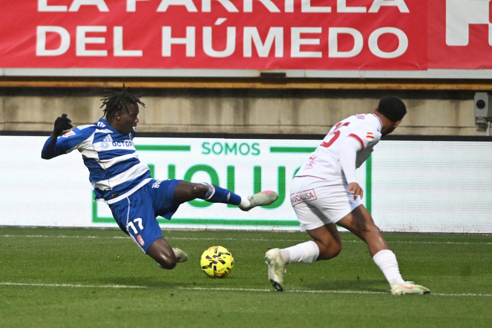 Faye trata de llevarse el balón ante un jugador de la Cultural Leonesa