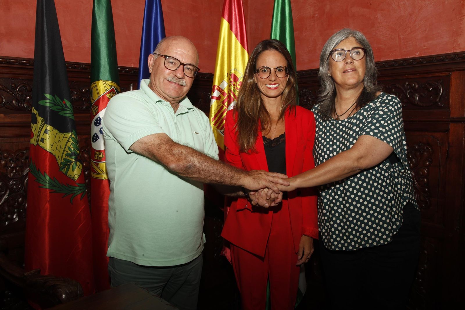 Francisco Amaral, Natalia Santos y Maria Asunçao Cabrita unen sus manos.