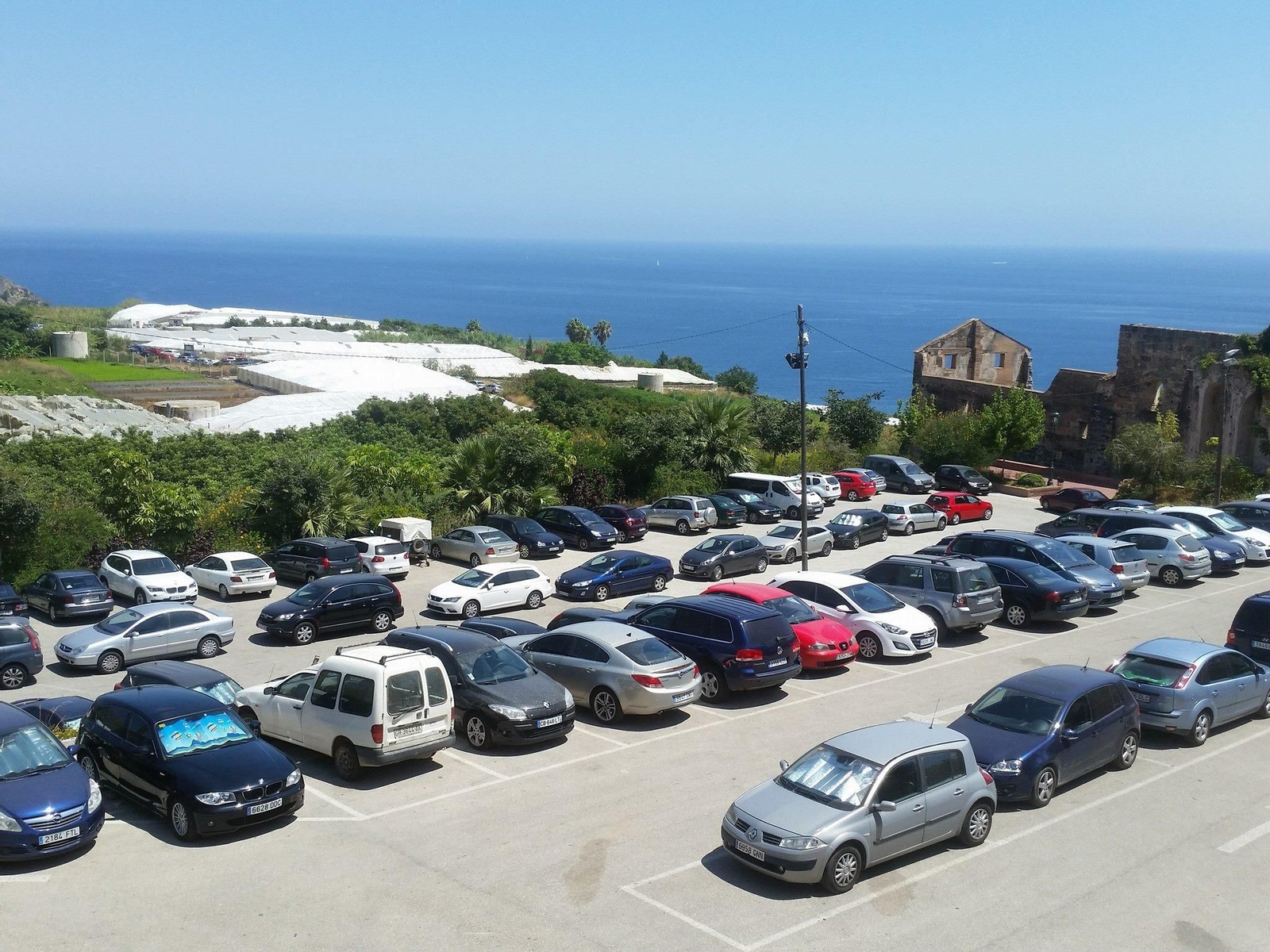 Aparcamiento completo en el acceso a la playa de Maro.