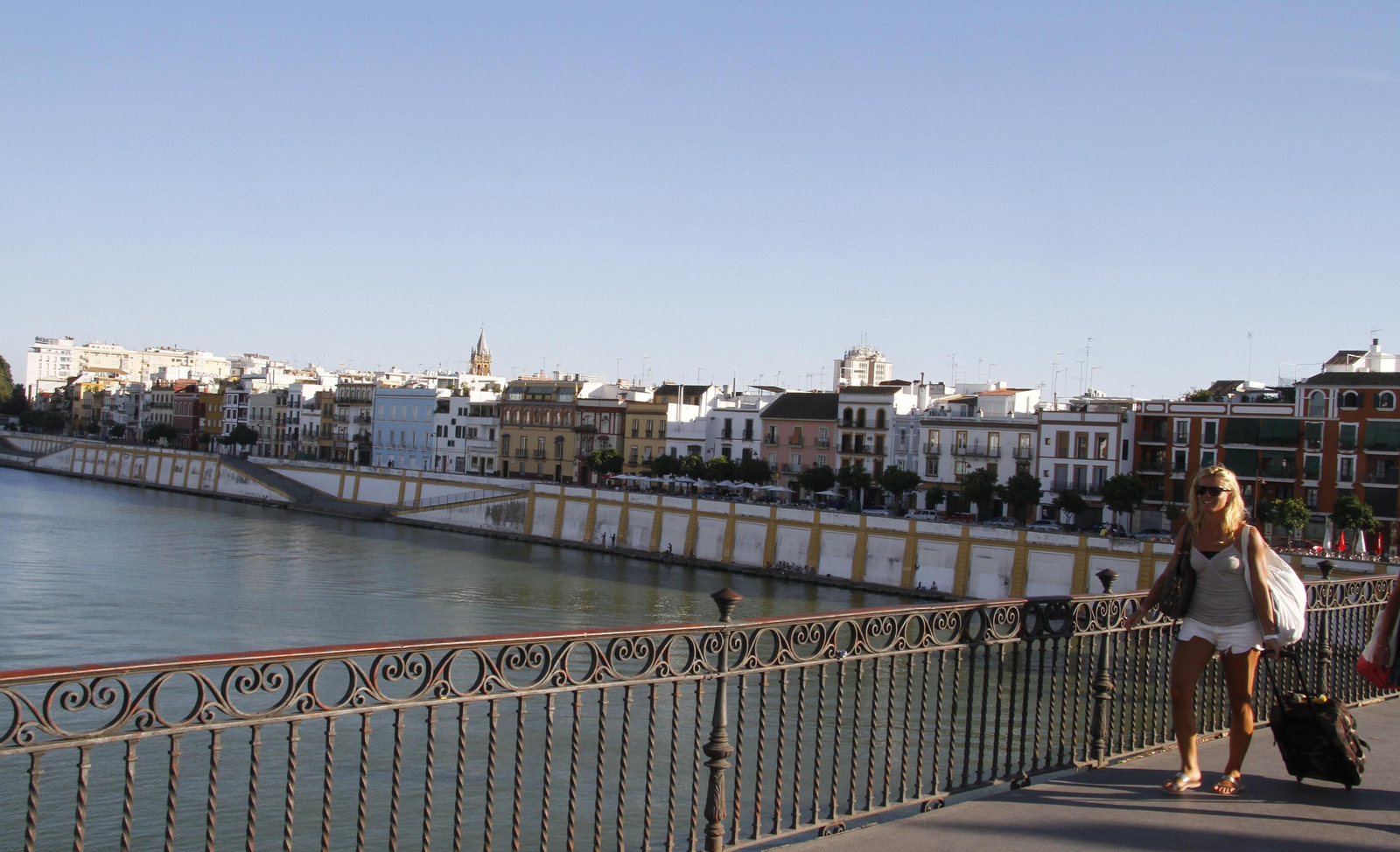 Vista de la calle Betis y el barrio de Triana desde el Puente de Isabel II.