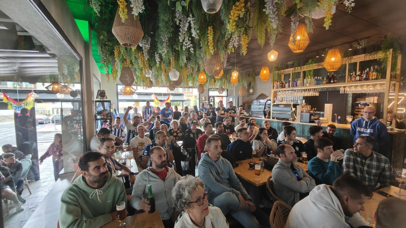 Aficionados del Recreativo de Huelva se reúnen para ver el  Recreativo de Huelva y la Gimnástica Segoviana