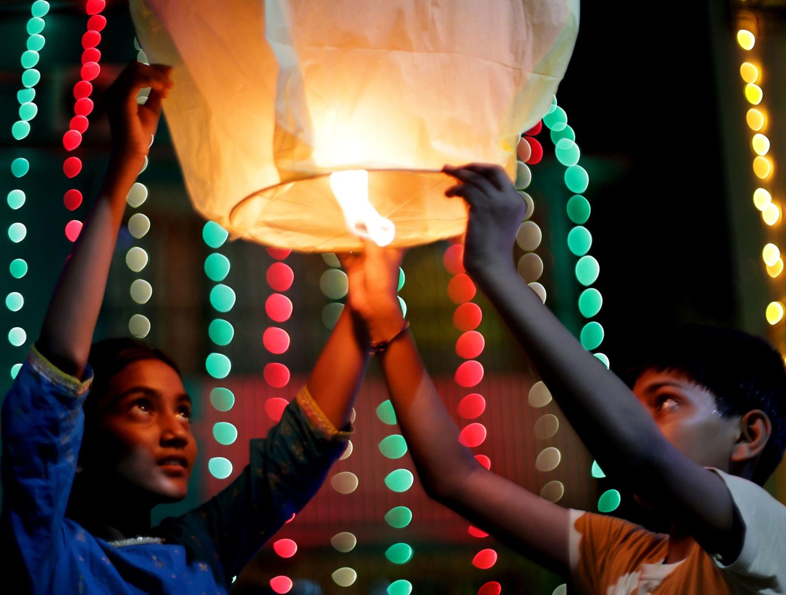 Las preciosas imágenes de la celebración del Diwali en India: un festival de luz y color