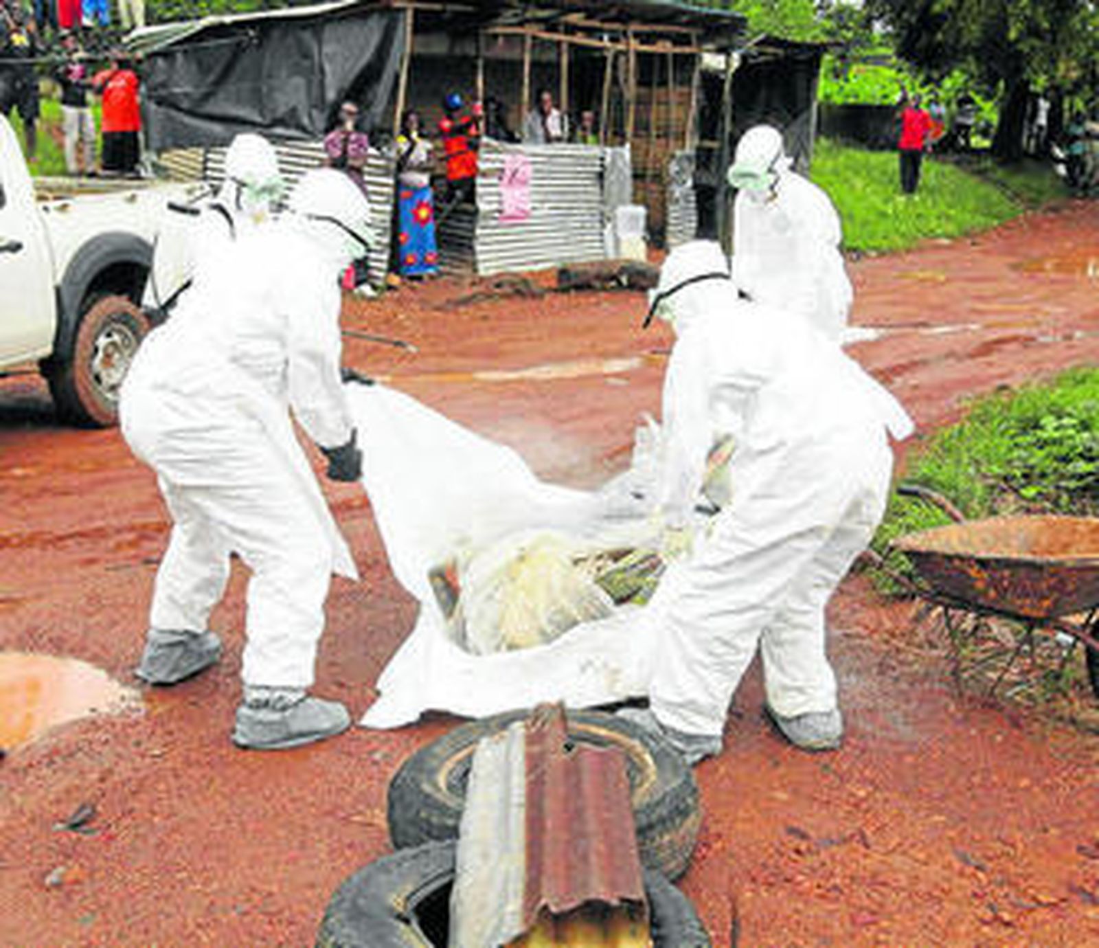 Enterramiento de un cadaver con Ébola, envuelto en plásticos para evitar el contagio.