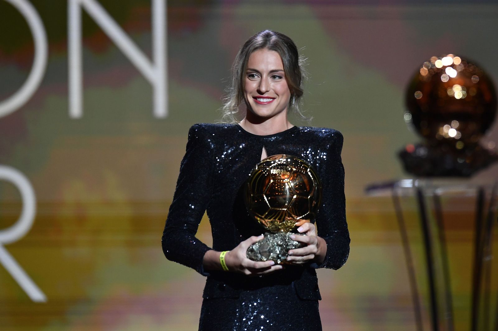 La jugadora española Alexia Putellas posa sonriente con el Balón de Oro 2021.