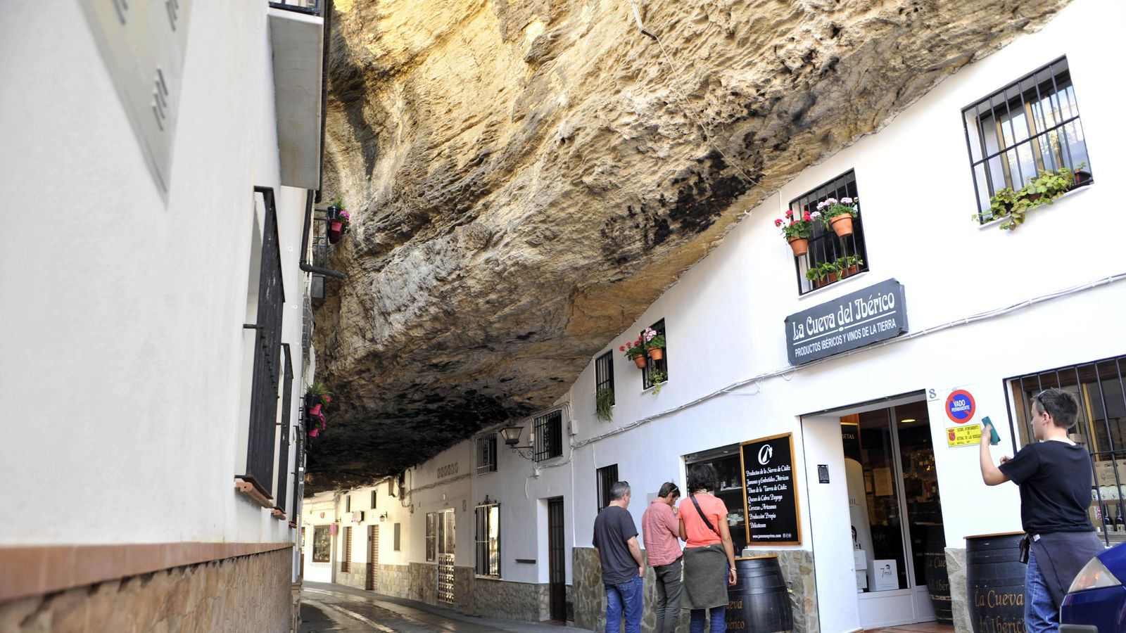 Una de las calles más populares de Setenil, con visitantes antes de la pandemia.