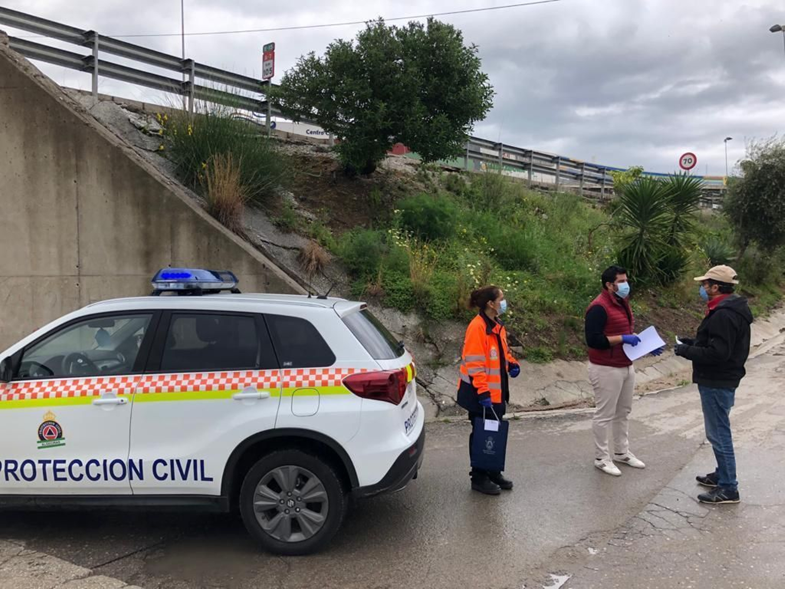 Jorge Juliá entrega las mascarillas a una asociación de vecinos.