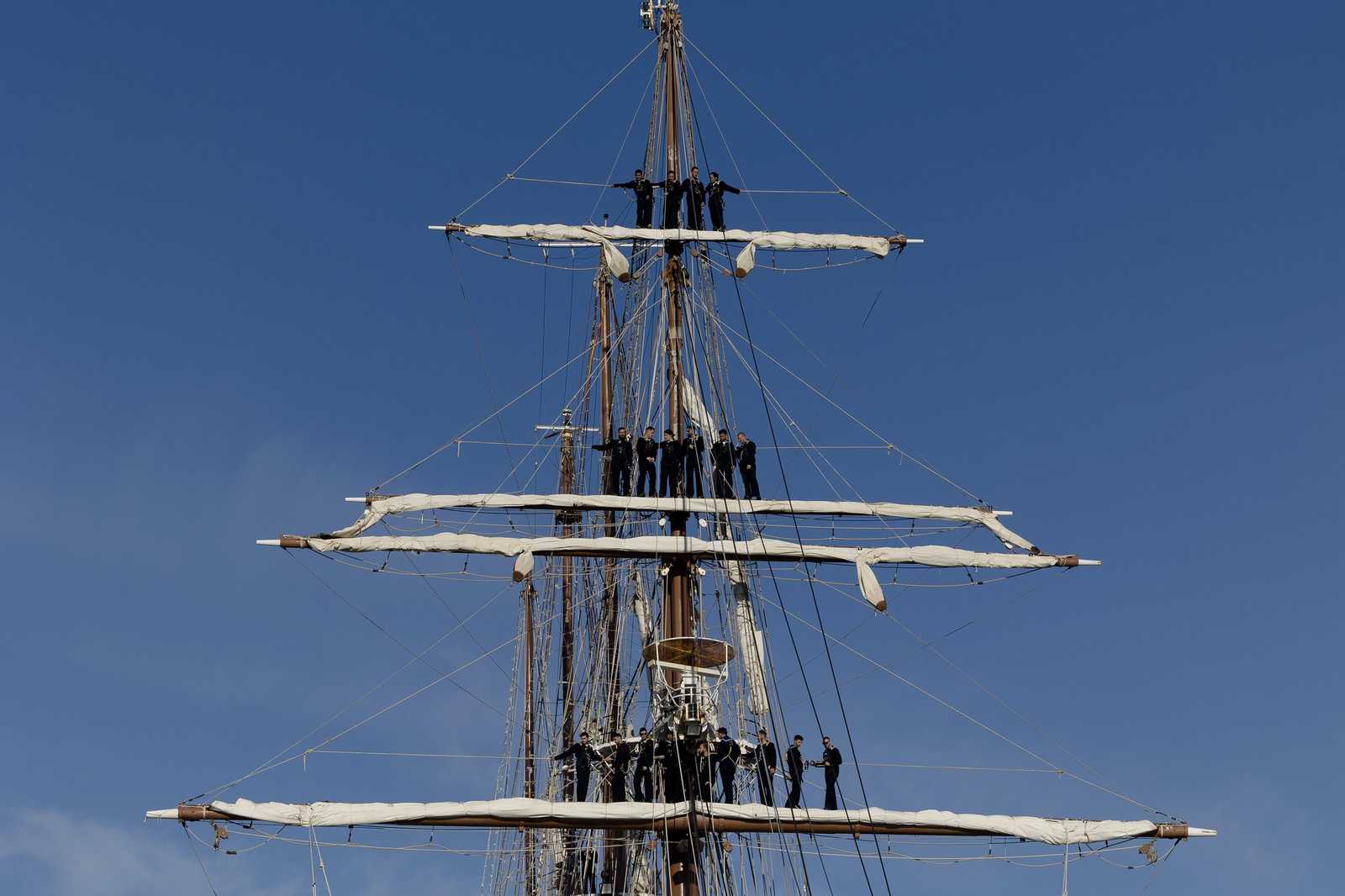 Las imágenes de la salida del buque  "Juan Sebastián de Elcano" del muelle de Cádiz.