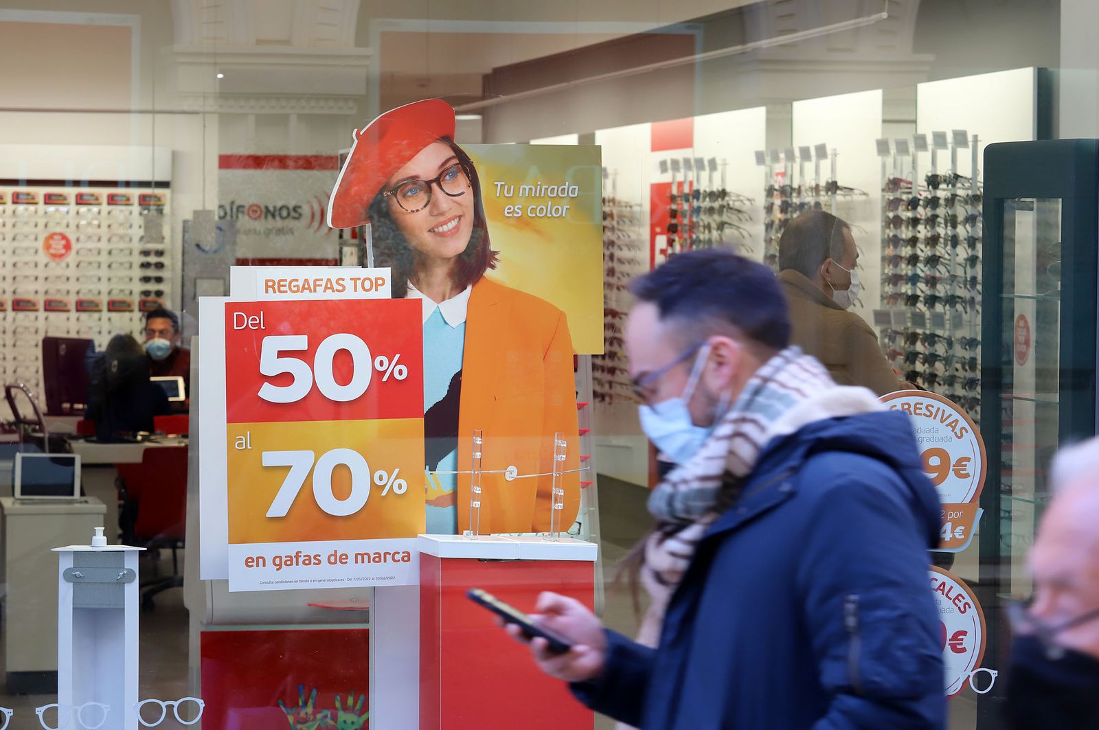 Imágenes del ambiente de rebajas por las calles del centro