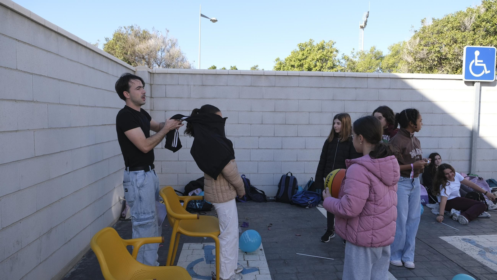 Una escolar se pone en la piel de una niña con discapacidad visual.