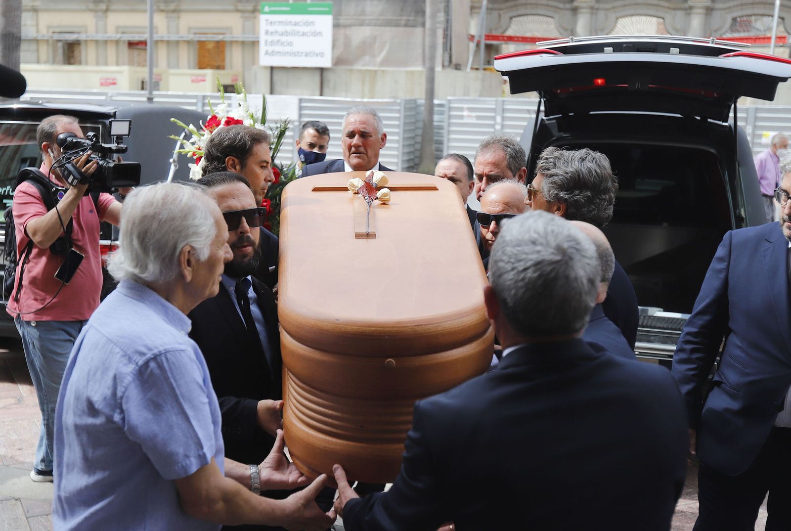 Llegada del féretro de Miguel Baez Litria la Capilla Ardiente de Huelva