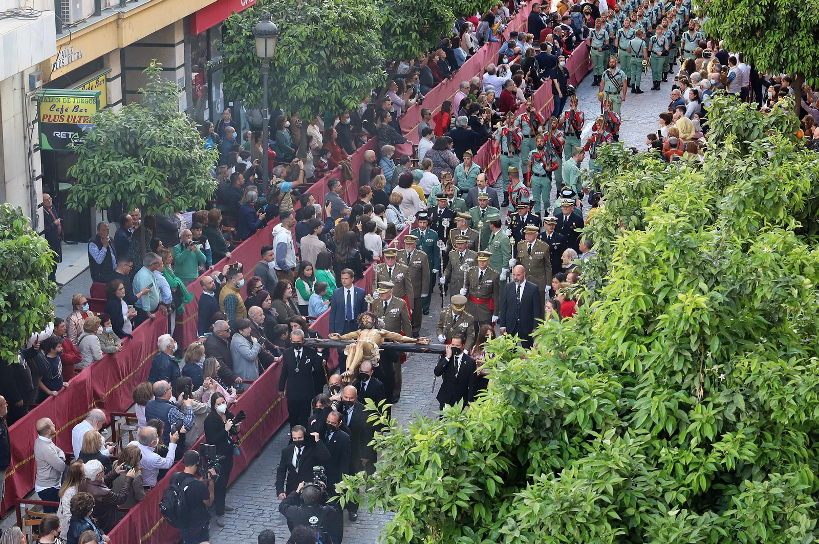 La Legión acompaña al Cristo de la Vera+Cruz en su procesión por Huelva, en imágenes