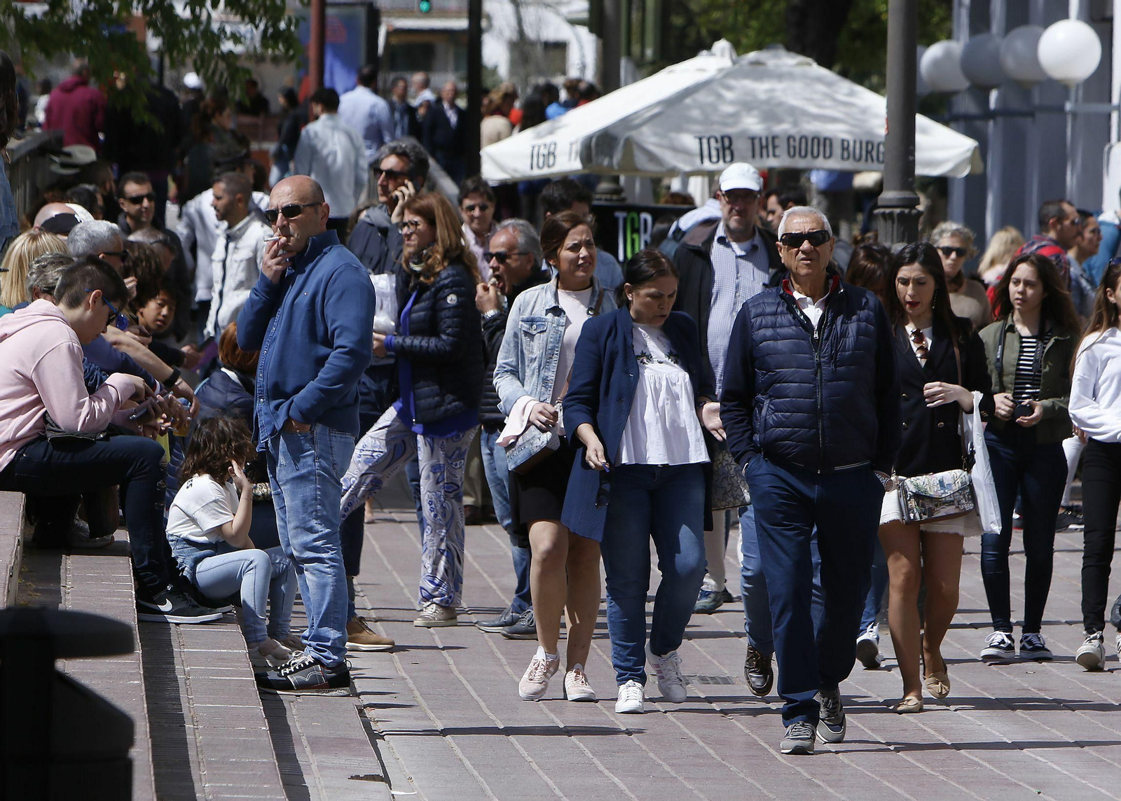 Varias personas concentradas en una céntrica de Sevilla.