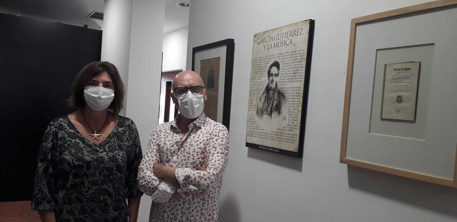 La edil de Cultura, Pepa Vela, y el director del Museo de Chiclana, Jesús Romero, tras la inauguración de la muestra.