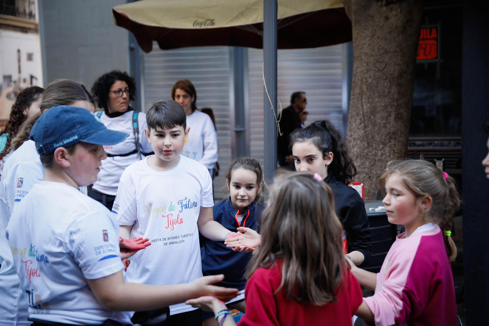 Así es la alfombra de serrín de 60 metros en el Paseo de Almería, en imágenes.
