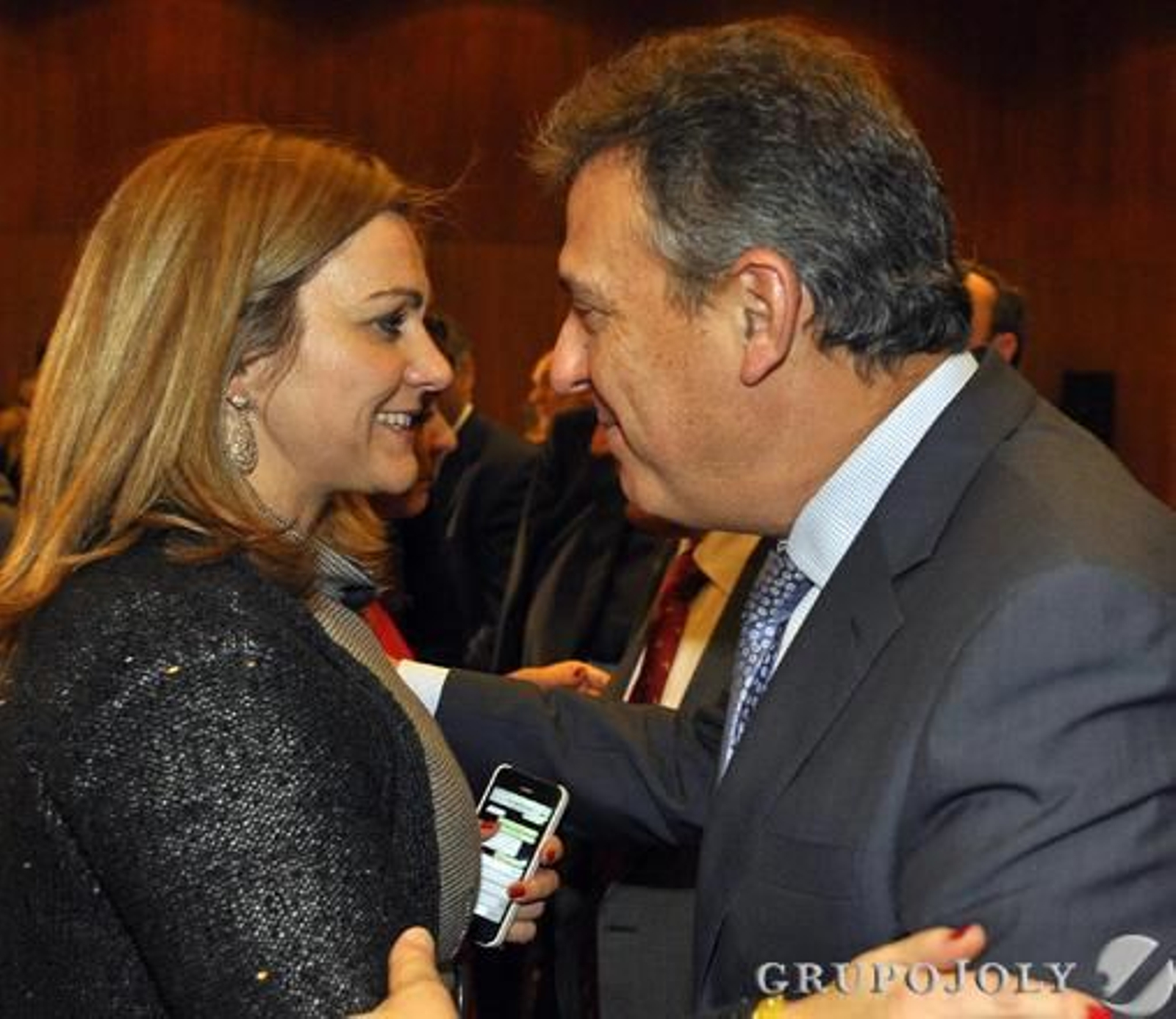 María Jesús Serrano conversa con Francisco Arteaga, director general de Endesa en Andalucía. / Juan Carlos Vázquez