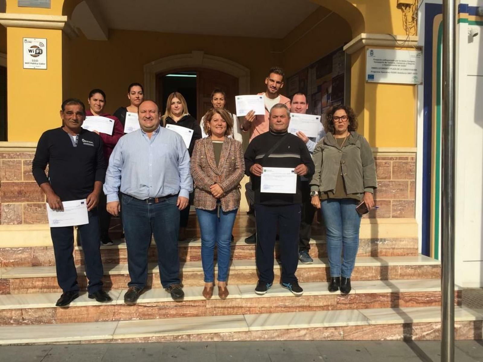 La alcaldesa, Lourdes Ramos, junto a algunos de los vecinos que ya  han finalizado su contrato y portan sus certificados.