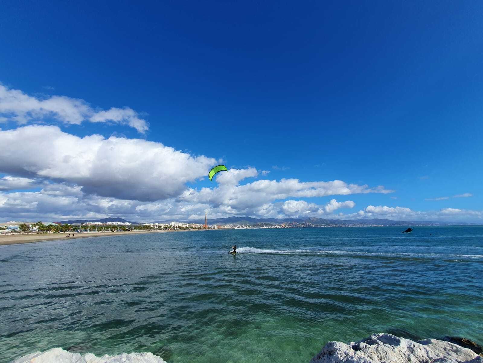 Domingo de kitesurf en la playa de Sacaba de Málaga, en fotos