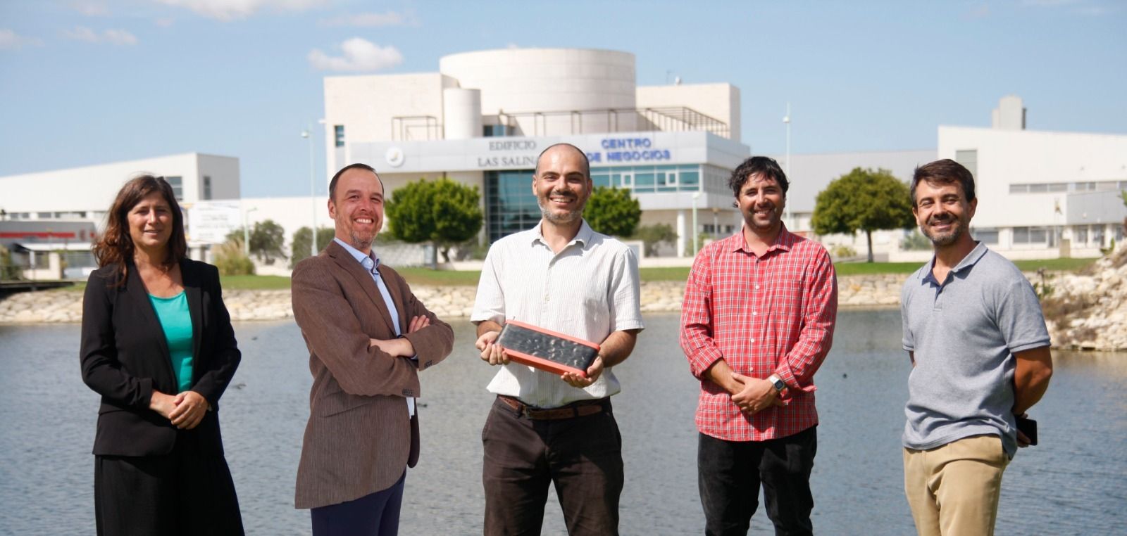 Los integrantes de la empresa portuense Go Ahead Engineering, en el polígono Las Salinas.