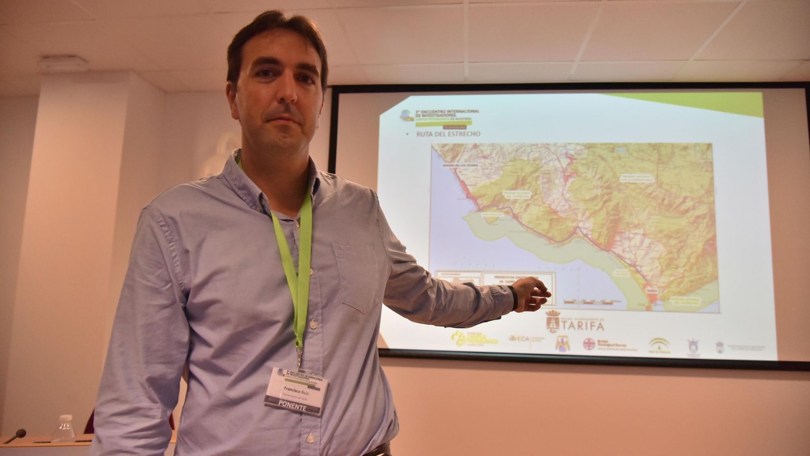 El alcalde de Tarifa, Francisco Ruiz, junto al mapa de la Ruta del Estrecho que construirá la Junta.