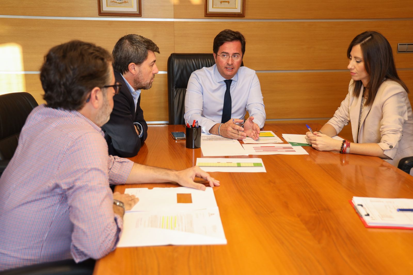 Encuentro de los representantes municipales ejidenses con la delegada de Fomento.