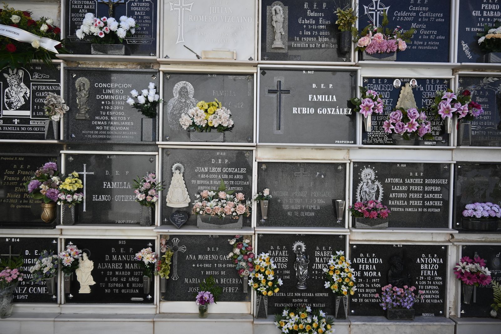Ambiente en el cementerio de Huelva para el día de todos los Santos.