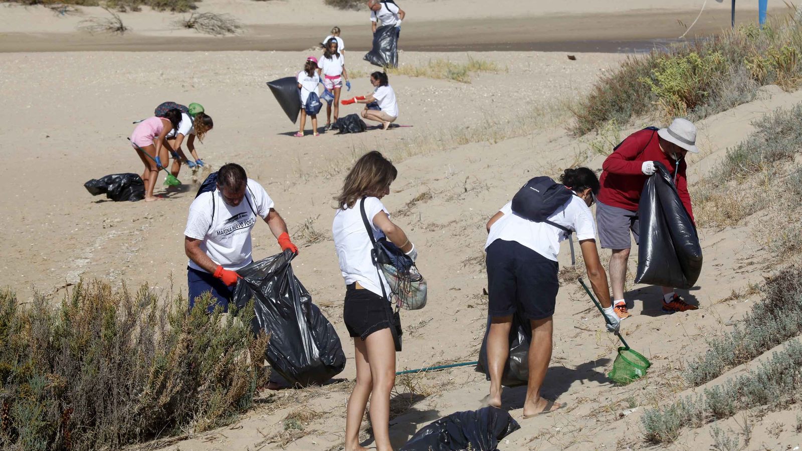 Son numerosos los voluntarios que cada verano participan en limpiezas colectivas del Paraje natural