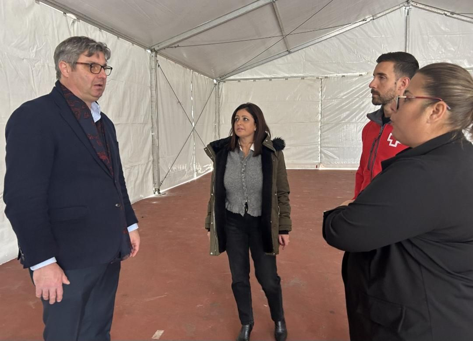 Sergio Velasco visita la carpa habilitada.