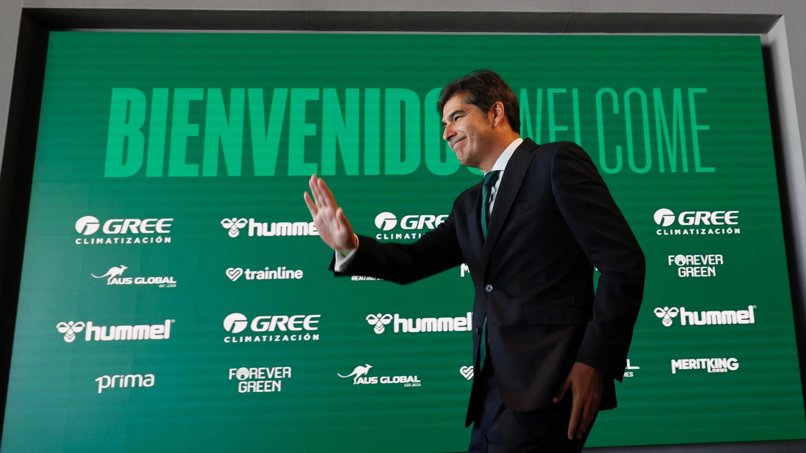 Ángel Haro, presidente del Betis, durante la presentación de Pau López y Valentín Gómez.